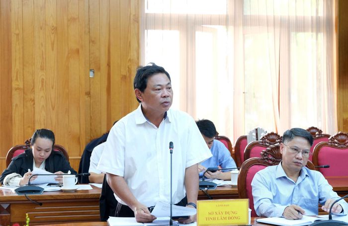 Phó Giám đốc Sở Xây dựng Nguyễn Đức Toàn nêu báo cáo tại cuộc họp
