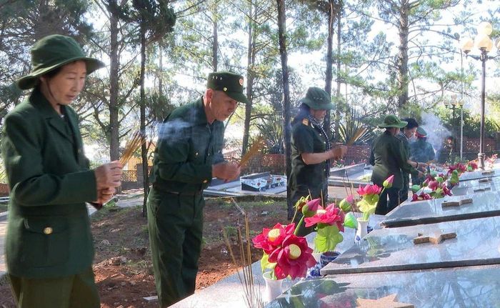 Các hội viên Hội Truyền thống Trường Sơn - Đường Hồ Chí Minh tỉnh Lâm Đồng thắp hương tri ân các Anh hùng liệt sĩ tại Nghĩa trang Liệt sĩ Đà Lạt nhân kỷ niệm 79 năm Ngày Thương binh - Liệt sĩ