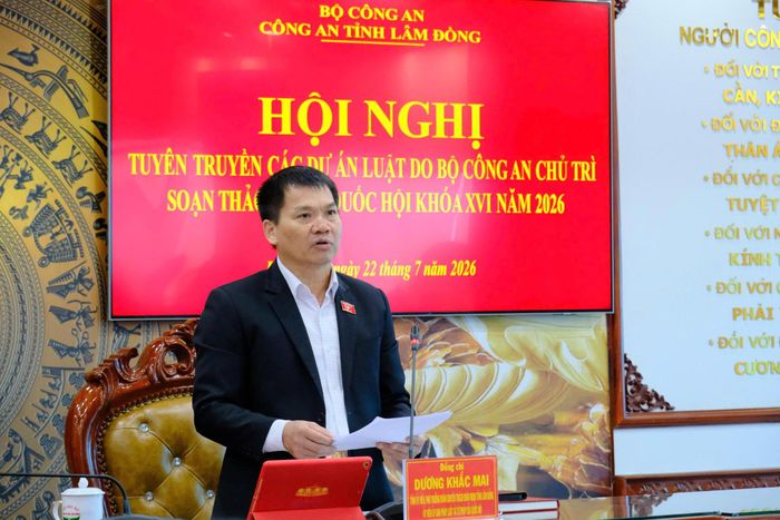 Đồng chí Dương Khắc Mai, Tỉnh ủy viên, Phó Trưởng đoàn chuyên trách Đoàn ĐBQH tỉnh phát biểu kết luận hội nghị