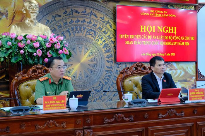 Các đồng chí chủ trì hội nghị