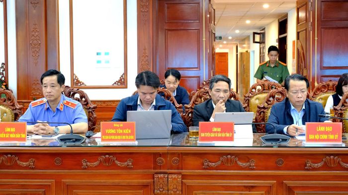 Lãnh đạo các ban, sở, ngành tham dự hội nghị