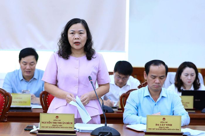 Tỉnh ủy viên, Phó Chủ tịch HĐND tỉnh Lâm Đồng Nguyễn Thị Thuận Bích báo cáo thẩm tra dự thảo nghị quyết thuộc thẩm quyền