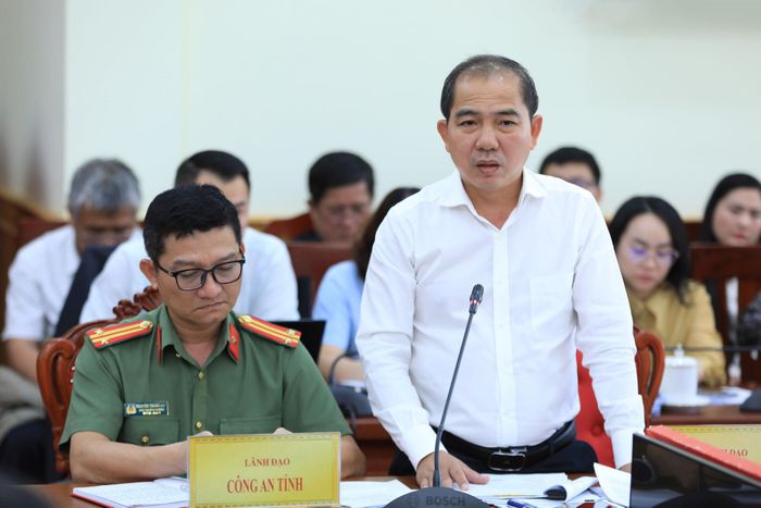 Tỉnh ủy viên, Giám đốc Sở Tài chính Lâm Đồng Lê Ngọc Tiến báo cáo tiếp thu các tờ trình thuộc thẩm quyền