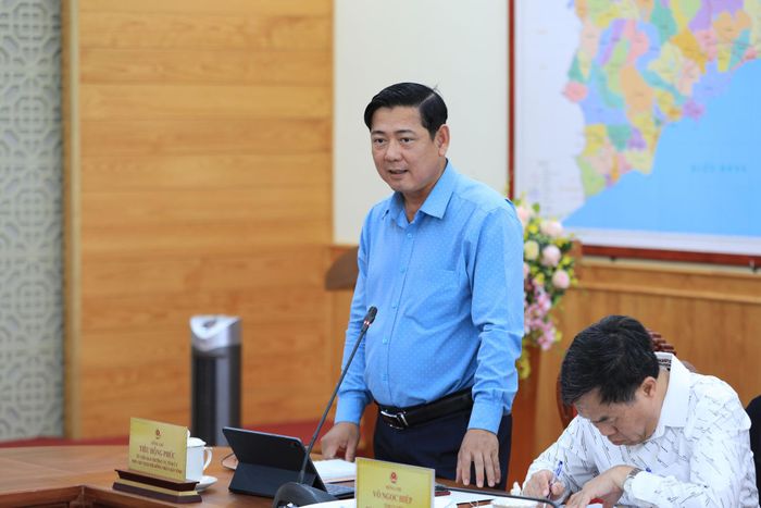 Ủy viên Ban Thường vụ Tỉnh ủy, Phó Chủ tịch HĐND tỉnh Lâm Đồng Tiêu Hồng Phúc góp ý với nội dung các dự thảo được xem xét tại phiên họp