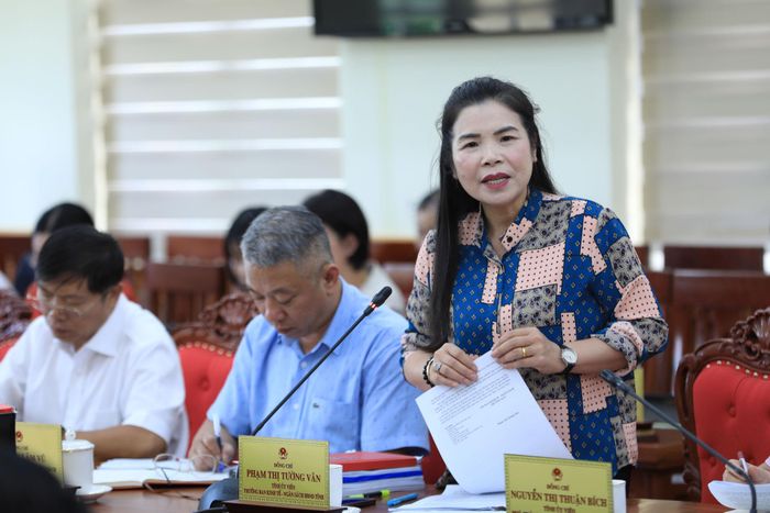 Tỉnh ủy viên, Trưởng Ban Kinh tế - Ngân sách HĐND tỉnh Lâm Đồng Phạm Thị Tường Vân báo cáo thẩm tra, xem xét các tờ trình thuộc thẩm quyền