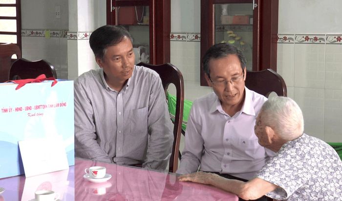 Đồng chí Huỳnh Ngọc Anh, Ủy viên Ban Thường vụ Tỉnh ủy, Phó Bí thư Thường trực Đảng ủy Các cơ quan Đảng tỉnh hỏi thăm sức khỏe Mẹ Việt Nam Anh hùng Nguyễn Thị Lang