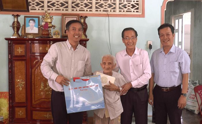 Đoàn công tác thăm bà Bùi Thị Mẫn là vợ liệt sĩ Trần Hòa
