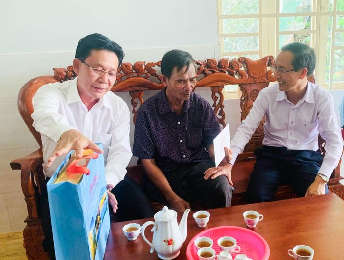 Đoàn công tác đã thăm hỏi tình hình sức khỏe thương binh Bùi Lộc