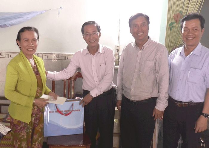 Đoàn công tác thăm, tặng quà cho gia đình Mẹ Việt Nam Anh hùng Nguyễn Thị Đồng