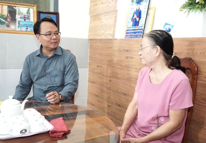 Đồng chí Đặng Hồng Sỹ, Phó Bí thư Thường trực Tỉnh ủy Lâm Đồng thăm hỏi sức khỏe, tặng quà cho bà Phan Thị Hồng ở phường Tiến Thành