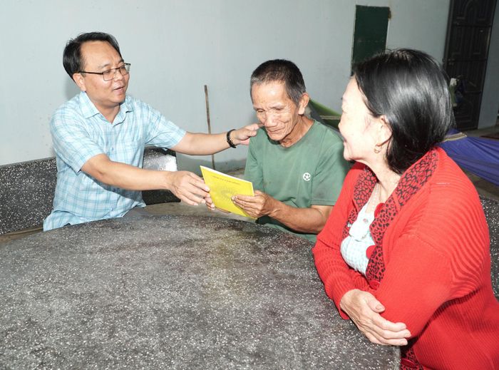 Đồng chí Đặng Hồng Sỹ, Phó Bí thư Thường trực Tỉnh ủy Lâm Đồng thăm hỏi sức khỏe, tặng quà cho ông Phạm Tấn Hiệp ở xã Hàm Tân