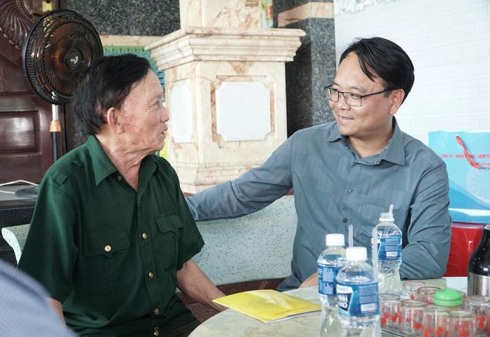 Đồng chí Đặng Hồng Sỹ, Phó Bí thư Thường trực Tỉnh ủy Lâm Đồng thăm hỏi sức khỏe, tặng quà cho ông Nguyễn Duy Linh ở phường Tiến Thành