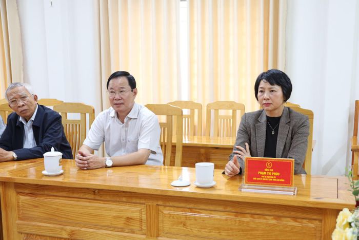 Các đồng chí: Phạm Thị Phúc, Phó Bí thư Tỉnh ủy, Chủ tịch Ủy ban MTTQ Việt Nam tỉnh; Phạm Triều, Ủy viên Ban Thường vụ Tỉnh ủy, Phó Chủ tịch Thường trực Ủy ban MTTQ Việt Nam tỉnh cùng các đại biểu tham dự