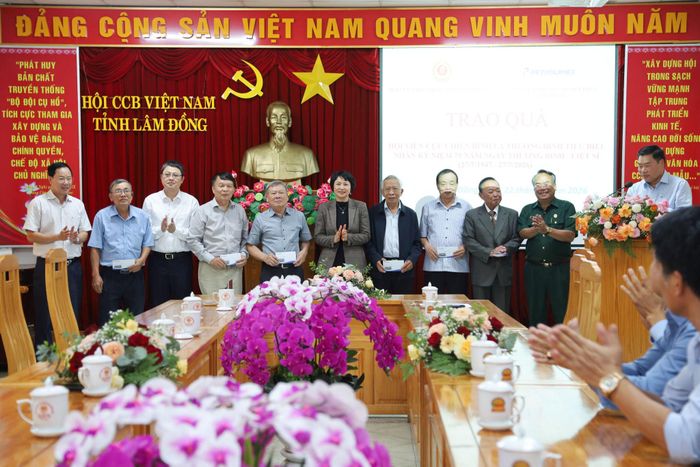 Đồng chí Phạm Thị Phúc, Phó Bí thư Tỉnh ủy, Chủ tịch Ủy ban MTTQ Việt Nam tỉnh Lâm Đồng trao quà cho các đồng chí nguyên lãnh đạo Bộ Chỉ huy Quân sự tỉnh và Hội Cựu chiến binh tỉnh tiêu biểu qua các thời kỳ