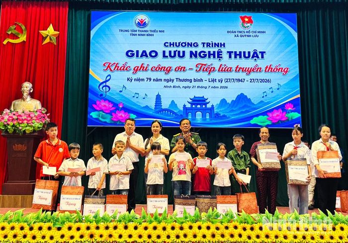 Lãnh đạo Trung tâm Thanh thiếu nhi tỉnh và nhà tài trợ trao quà cho các em nhỏ có hoàn cảnh khó khăn trên địa bàn xã Quỳnh Lưu.