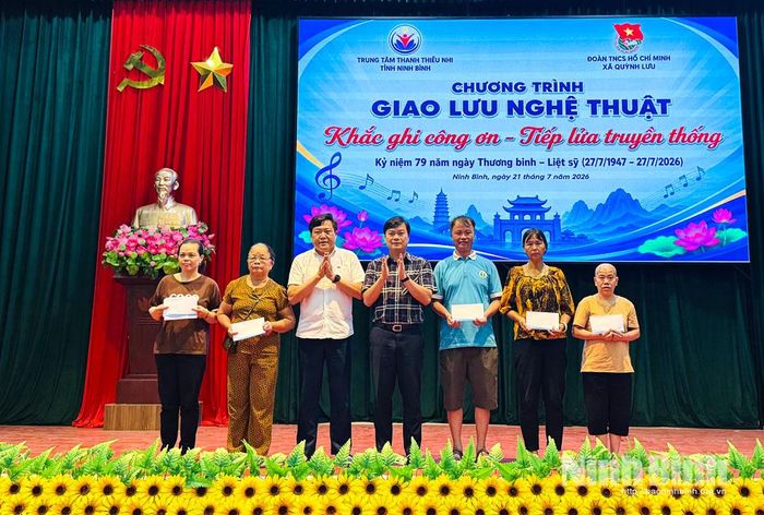 Lãnh đạo xã Quỳnh Lưu trao tặng quà cho gia đình có nạn nhân nhiễm chất độc hóa học.