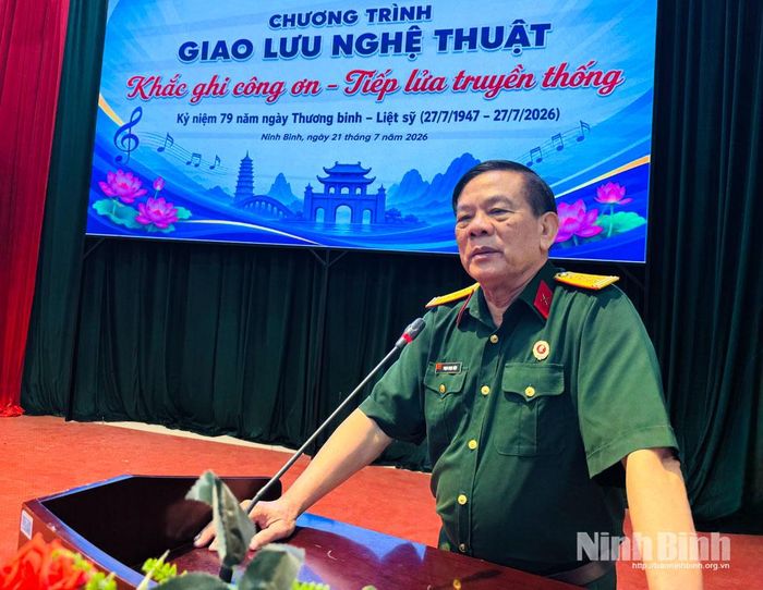 Đại tá Phạm Ngọc Hiệu, Chủ tịch Hội Hỗ trợ gia đình Liệt sĩ tỉnh Ninh Bình giao lưu, chia sẻ tại chương trình.