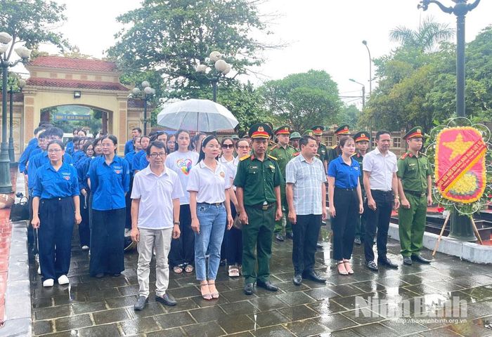 Các đại biểu dâng hương tại Nghĩa trang Liệt sĩ Quỳnh Lưu.