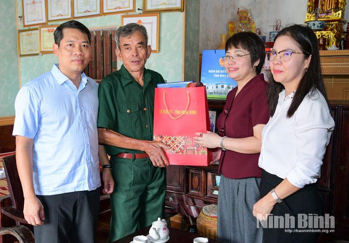 Thường trực Đảng ủy xã Yên Từ tặng quà gia đình thương binh Mai Văn Đạt ở thôn Đông Bình Hải.