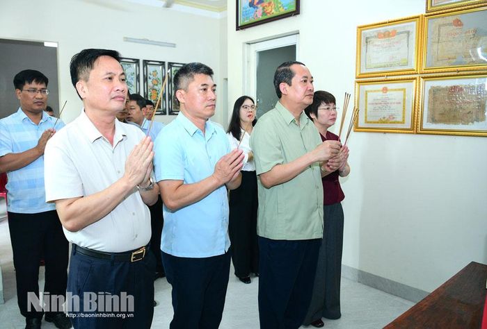 Đồng chí Mai Văn Tuất, Phó Bí thư Tỉnh ủy, Trưởng Đoàn đại biểu Quốc hội tỉnh và các đại biểu thắp hương tưởng nhớ Mẹ Việt Nam Anh hùng Nguyễn Thị Sệu ở thôn Tây Bình Hải.