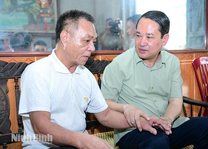 Đồng chí Mai Văn Tuất, Phó Bí thư Tỉnh ủy, Trưởng Đoàn đại biểu Quốc hội tỉnh thăm hỏi tặng quà gia đình thương binh 91% Trương Dũng Tú ở thôn Đông Nộn Khê.