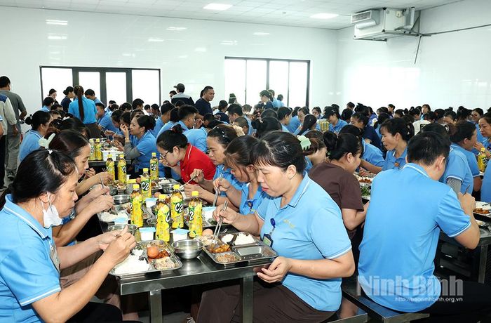 “Bữa cơm công đoàn” tại Công ty TNHH Hương phẩm West Coast.