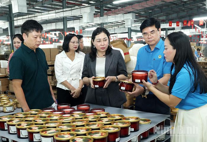 Đồng chí Đinh Thị Lụa, Phó Bí thư Tỉnh ủy, Chủ tịch Ủy ban MTTQ Việt Nam tỉnh cùng các đại biểu tham quan dây chuyền sản xuất, giới thiệu sản phẩm Công ty TNHH Hương phẩm West Coast.