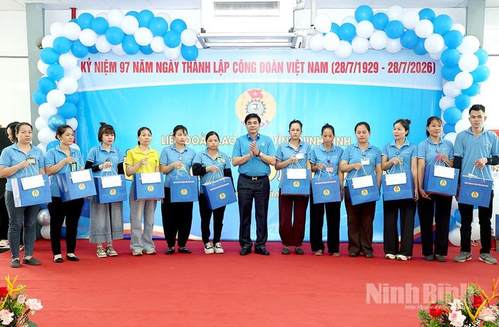 Đồng chí Chủ tịch LĐLĐ tỉnh Nguyễn Hải Long trao quà cho công nhân có hoàn cảnh khó khăn.