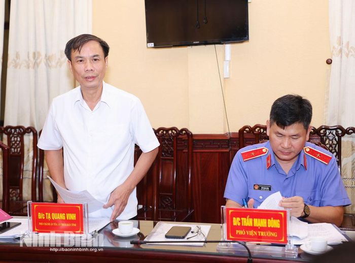 Đồng chí Tạ Quang Vinh, Phó Chánh án Tòa án nhân dân tỉnh phát biểu tại buổi làm việc.