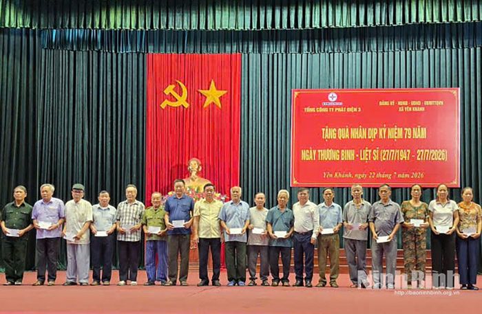 Lãnh đạo xã Yên Khánh phối hợp với Tổng Công ty Phát điện 3-Công ty Cổ phần Nhiệt điện Ninh Bình trao quà cho các gia đình chính sách trên địa bàn xã. Ảnh: Thủy Lam