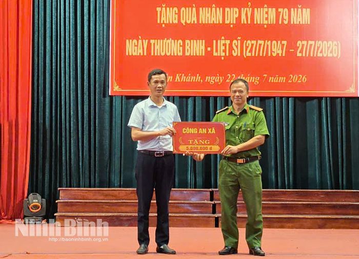 Các cơ quan, đơn vị tham gia ủng hộ Quỹ đền ơn đáp nghĩa xã Yên Khánh năm 2026 tại lễ phát động. Ảnh: Thủy Lam