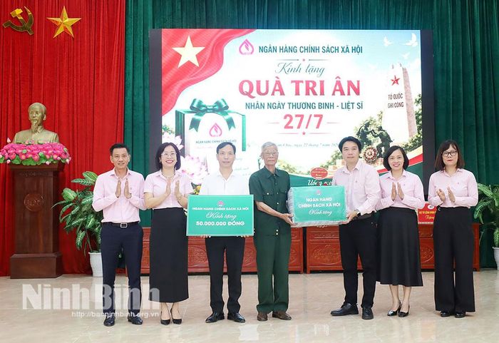 Lãnh đạo Ngân hàng Chính sách xã hội Việt Nam, Chi nhánh Ngân hàng Chính sách xã hội tỉnh Ninh Bình trao quà cho Trung tâm Điều dưỡng thương binh Kim Bảng. Ảnh: Lê Dũng