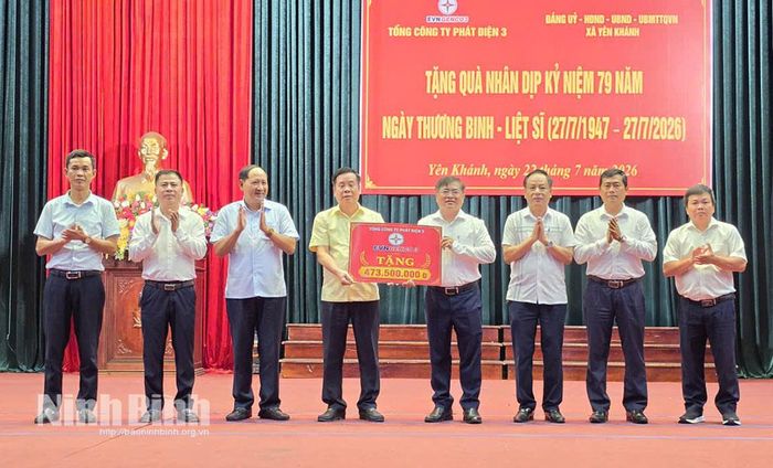Đại diện lãnh đạo Tổng Công ty Phát điện 3-Công ty Cổ phần Nhiệt điện Ninh Bình trao biển biểu trưng tặng quà trị giá 473,5 triệu đồng cho các gia đình chính sách trên địa bàn xã Yên Khánh. Ảnh: Thủy Lam