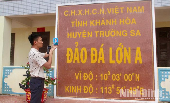 Anh Hiếu cùng bố chụp ảnh tại đảo Đá Lớn A.