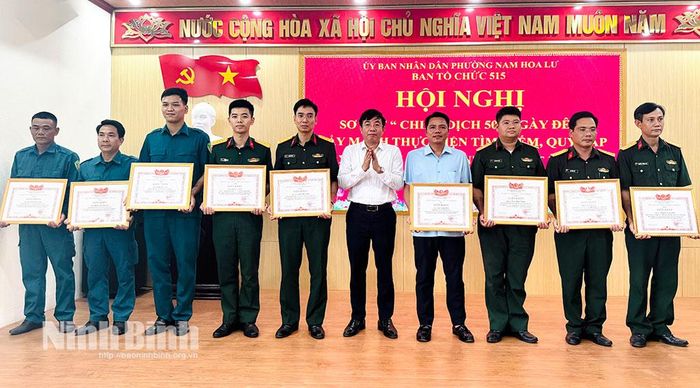 Lãnh đạo phường Nam Hoa Lư trao Giấy khen cho các cá nhân có thành tích xuất sắc trong thực hiện Chiến dịch.
