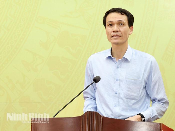 Đồng chí Lê Hồng Kỳ, Tỉnh ủy viên, Phó Giám đốc Báo và phát thanh, truyền hình Ninh Bình trình bày Báo cáo tóm tắt Sơ kết công tác xây dựng Đảng 6 tháng đầu năm; phương hướng, nhiệm vụ 6 tháng cuối năm 2026.