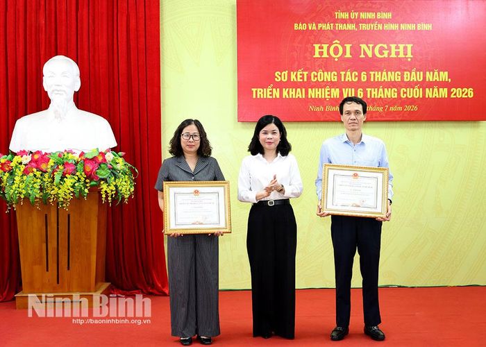 Đồng chí Phạm Thị Thu Hằng, Ủy viên Ban Thường vụ Tỉnh ủy, Bí thư Đảng ủy, Giám đốc Báo và phát thanh, truyền hình Ninh Bình trao danh hiệu Chiến sỹ thi đua cấp tỉnh cho các đồng chí có thành tích xuất sắc, tiêu biểu trong công tác giai đoạn 2023 - 2025.