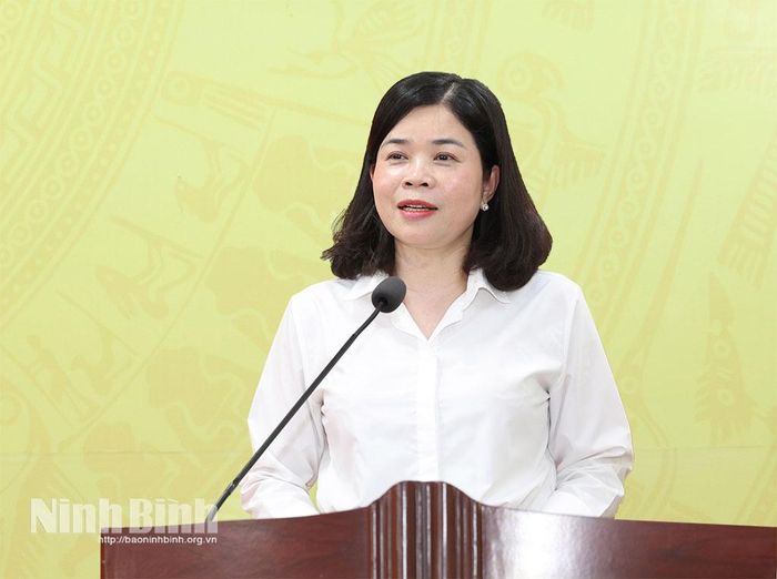 Đồng chí Phạm Thị Thu Hằng, Ủy viên Ban Thường vụ Tỉnh ủy, Bí thư Đảng ủy, Giám đốc Báo và phát thanh, truyền hình Ninh Bình phát biểu kết luận hội nghị.