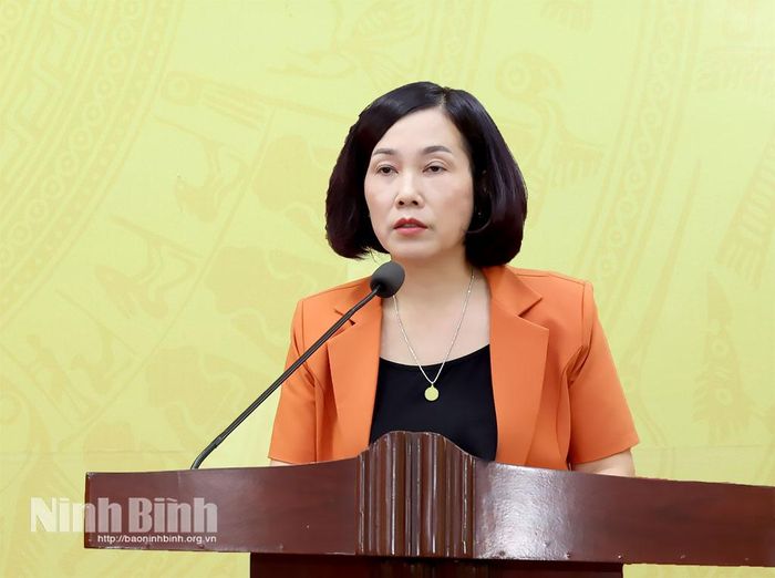 Đồng chí Hoàng Thị Hoài Phương, Tỉnh ủy viên, Phó Giám đốc Báo và phát thanh, truyền hình Ninh Bình trình bày Báo cáo tóm tắt Sơ kết công tác báo chí 6 tháng đầu năm; phương hướng, nhiệm vụ 6 cuối năm 2026.