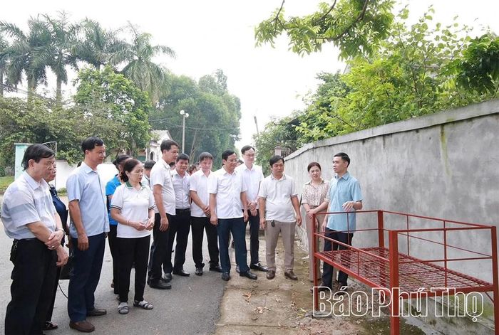 23/23 thôn được bàn giao, lắp đặt "Giá tập kết rác thải sinh hoạt", góp phần bảo vệ môi trường.