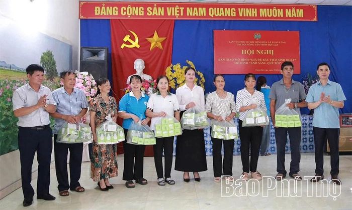 Lãnh đạo xã và Hội Nông dân bàn giao bóng điện thắp sáng cho các thôn dân cư.
