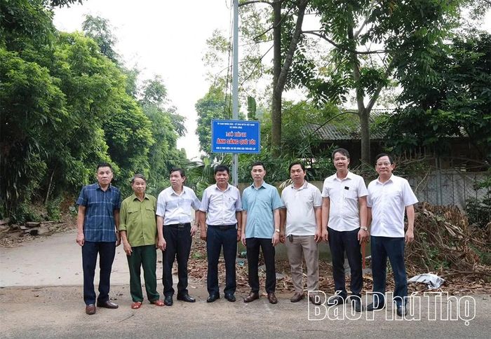 Lãnh đạo địa phương bàn giao công trình "Ánh sáng quê tôi" cho thôn Độc Lập.