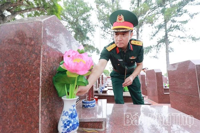 Lãnh đạo Viettel Phú Thọ dâng hương, dâng hoa tại các phần mộ Anh hùng liệt sĩ. 
