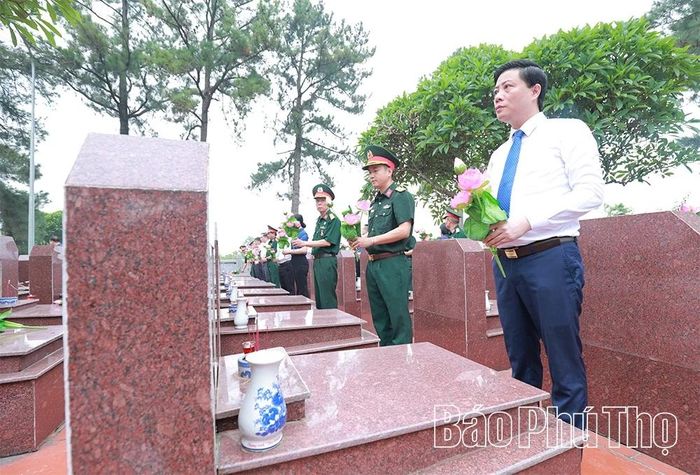 Tập thể cán bộ, nhân viên Viettel Phú Thọ cùng các đơn vị dâng hương, dâng hoa tưởng nhớ các Anh hùng liệt sĩ. 