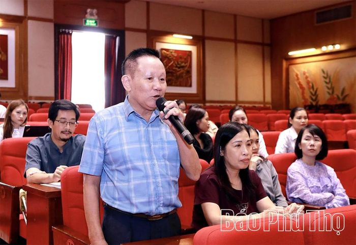 Ông Phạm Thanh Mai - đại diện Trung tâm Ngoại ngữ, Tin học, Kỹ năng sống và Hoạt động ngoài giờ Attic tham luận tại hội nghị.