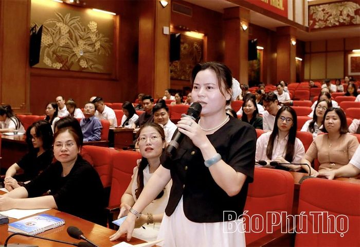 Bà Đoàn Thị Tài - Giám đốc Trung tâm Kỹ năng sống Sao Việt tham luận tại hội nghị.