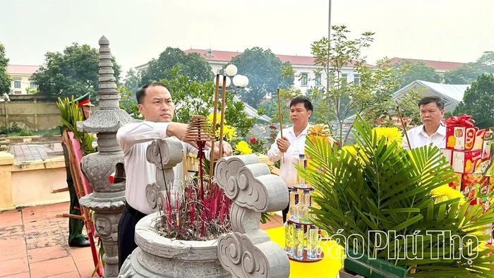 Đồng chí Phan Thế Huy - Tỉnh ủy viên, Bí thư Đảng ủy xã Liên Châu và các đồng chí trong Thường trực Đảng ủy xã thành kính dâng hương các anh hùng liệt sĩ.