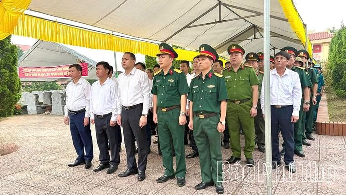 Các đại biểu và Nhân dân tham dự lễ tưởng niệm các anh hùng liệt sĩ tại nghĩa trang liệt sĩ xã Liên Châu.