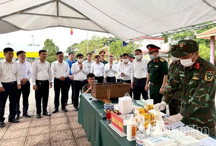 Các đồng chí lãnh đạo xã Liên Châu theo dõi quá trình lấy mẫu ADN hài cốt liệt sĩ.