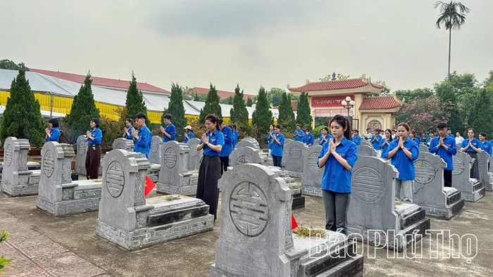 Tuổi trẻ xã Liên Châu thành kính tri ân các anh hùng liệt sĩ.